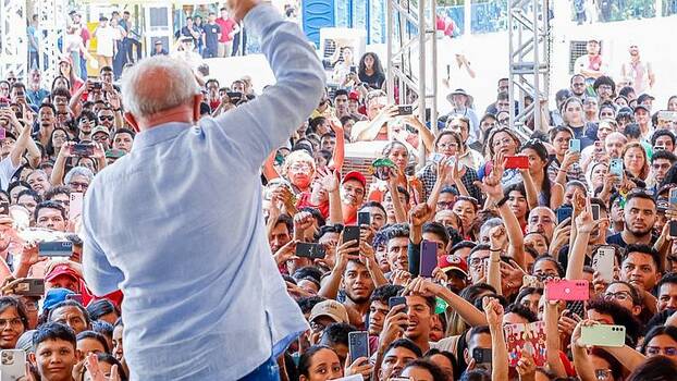 Lula weiht eine neues Glasfasernetz in in Santarém ein.