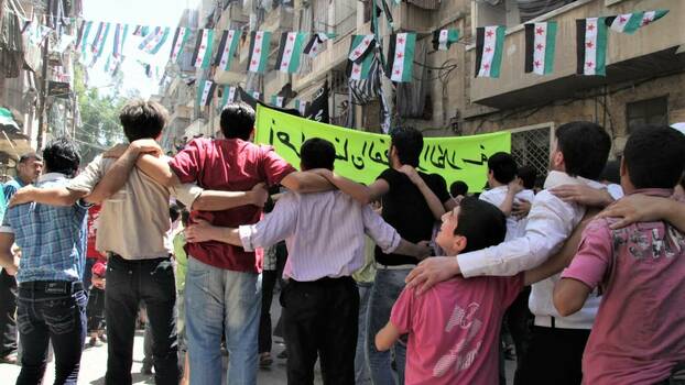 Eine Gruppe von Männern bei Protesten in Aleppo 2013