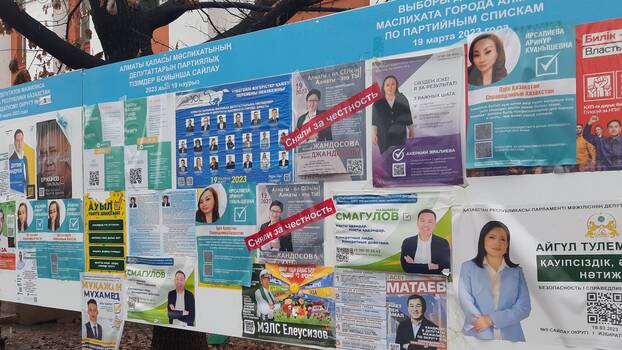 Plakatwand vor den Wahlen in Kasachstan, Almaty, März 2023