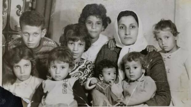 Lailas Familie, ca. 1968 im Yarmouk-Camp, Damaskus. Aisha: in der ersten Reihe, zweite Person von links.