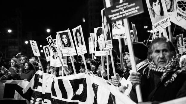 [Translate to en:] Jährlich erinnern Aktivist*innen und Angehörige mit einem Schweigemarsch in Montevideo/Uruguay an die Verschwundenen der Militärdiktatur und fordern Aufklärung.