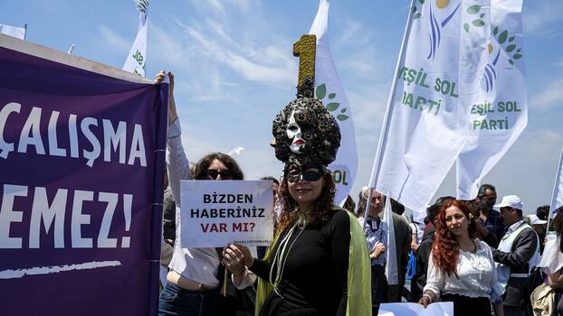 Das linke Wahlbündnis Yeşil Sol Parti auf einer Kungebung am Internationalen Kampftag der Arbeiter*innen in Izmir, 1. Mai 2023