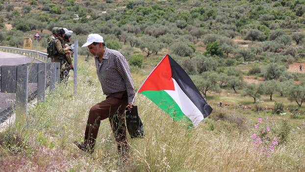 Palästinenser demonstrieren zum 72. Jahrestag der Nakba von 1948, an dem Israel nach der ethnischen Säuberung hunderter palästinensischer Städte gegründet wurde, im Dorf As-Sawiya, Westjordanland, 15. Mai 2020. Der Protest fand auf beschlagnahmtem Land neben der israelischen Siedlung Rehelim statt.