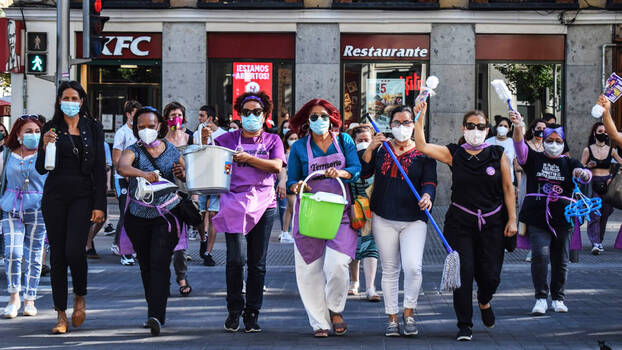 Migrantische Hausarbeiter*innen demonstrieren in Madrid für bessere Arbeitsbedingungen.