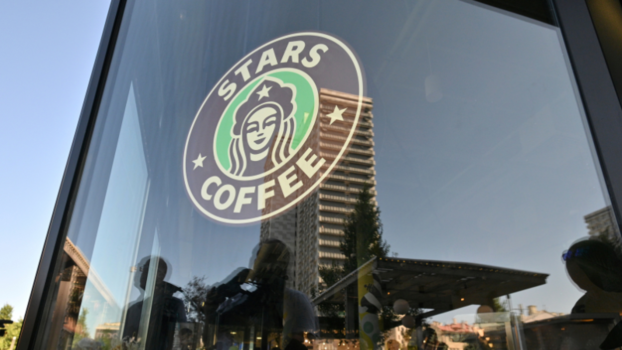 Zu sehen ist das Logo eines neu eröffneten Stars Coffee Coffeeshops am ehemaligen Standort des Starbucks Coffeeshops in Moskau, Russland, Donnerstag, 18. August 2022. 