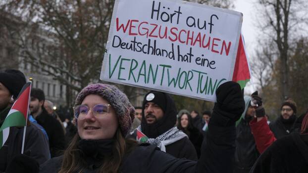 Solidaritäts-Demonstration am 2. Dezember 2023 in Berlin: Frau hält Schild hoch auf dem steht: "Hört auf wegzuschauen. Deutschland hat eine Vernatwortung."