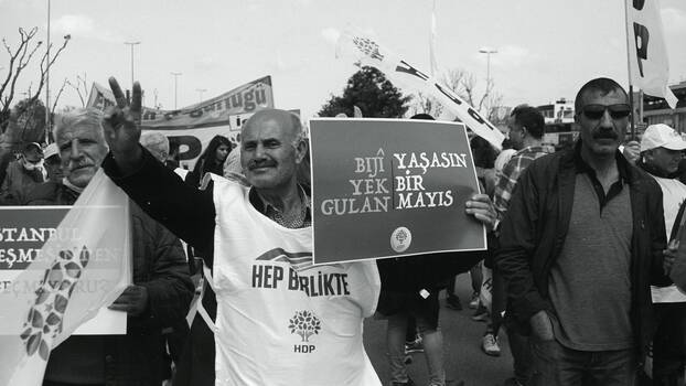 [Translate to en:] «Es lebe der 1. Mai»: Unterstützer*innen der HDP auf der Maidemonstration 2022 in Istanbul