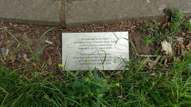 Gedenktafel vor den Steinen aus Ohamakari in Bremen