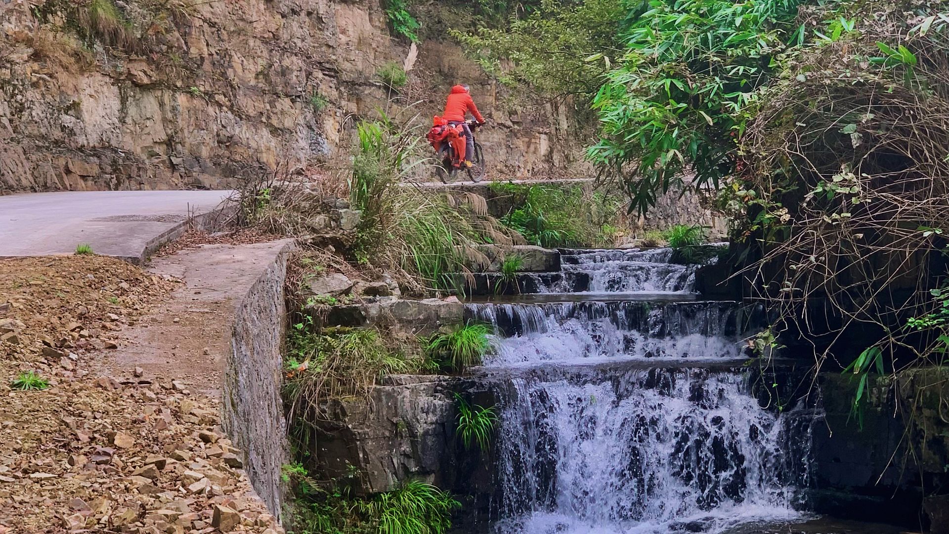 Volker Häring auf dem Rad neben Wasserfall , China