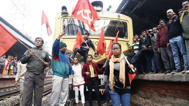 Streikende blockierten am 8. Januar 2020 den Bahnverkehr im indischen Kolkata