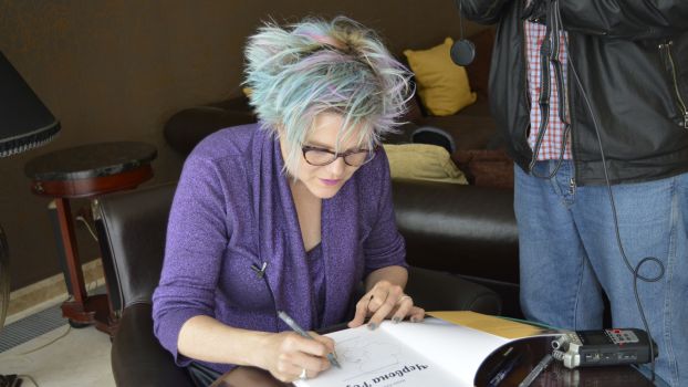 Kate Evans beim Signieren. Foto: Yevgeniy Seliakov