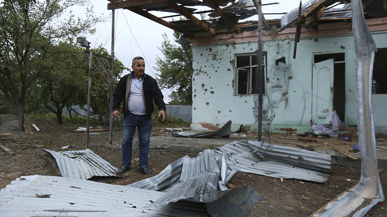 Agdam, Aserbaidschan, 1. Oktober 2020: Ein Mann steht in einem Hof eines zerstörten Hauses, das während der Kämpfe in Berg-Karabach durch Beschuss beschädigt wurde.