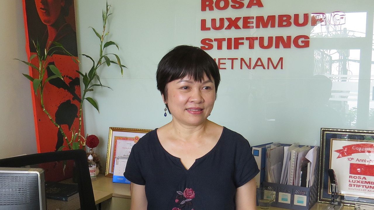 Dr. Khuat Thu Hong im Büro der Rosa-Luxemburg-Stiftung in Hanoi