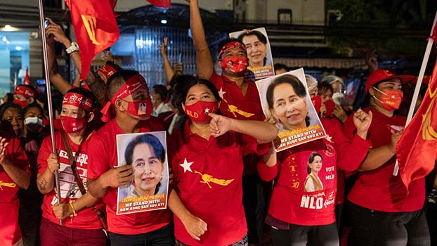Anhänger der National League for Democracy feiern nach den Parlamentswahlen in Rangoon, Myanmar, am 9. November 2020 am Parteisitz. 