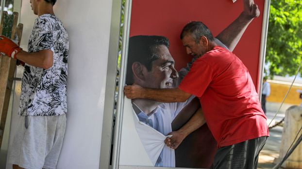 Abbau der Plakate beim SYRIZA-Wahlkiosk in Athen am Tag nach der Wahl am 8. Juli 2019