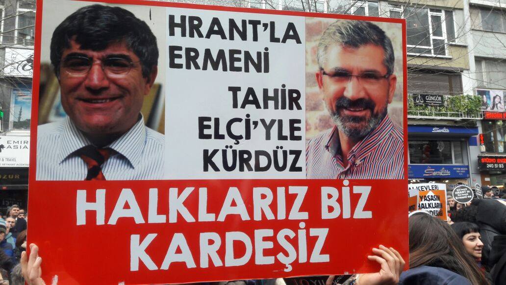Gedenkkundgebung am 19.1.17 zur Ermordung von Hrant Dink vor zehn Jahren: «Mit Hrant sind wir alle Armenier, mit Tahir Elçi sind wir alle Kurden. Wir sind Völker, wir sind Geschwister.»