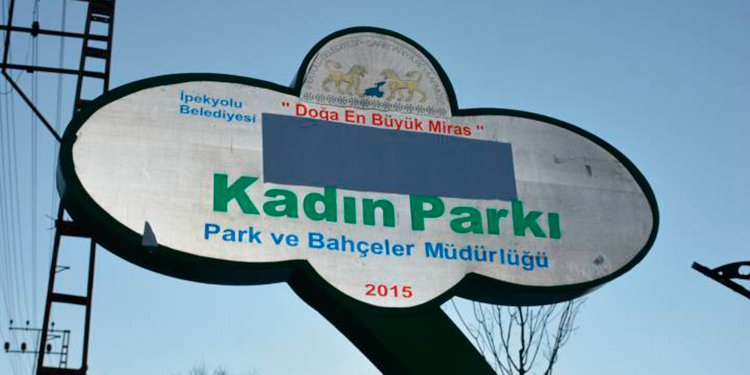 Der eingesetzte Statthalter von Ipekyolu hat den kurdischen Namen «Şingal» auf dem Parkschild überkleben lassen.