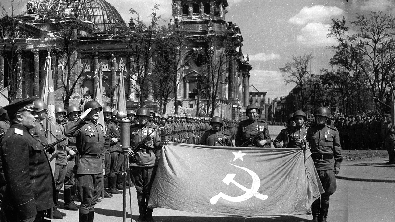 Entsendung der staatlichen Siegesfahne nach Moskau. Berlin, 20. Mai 1945