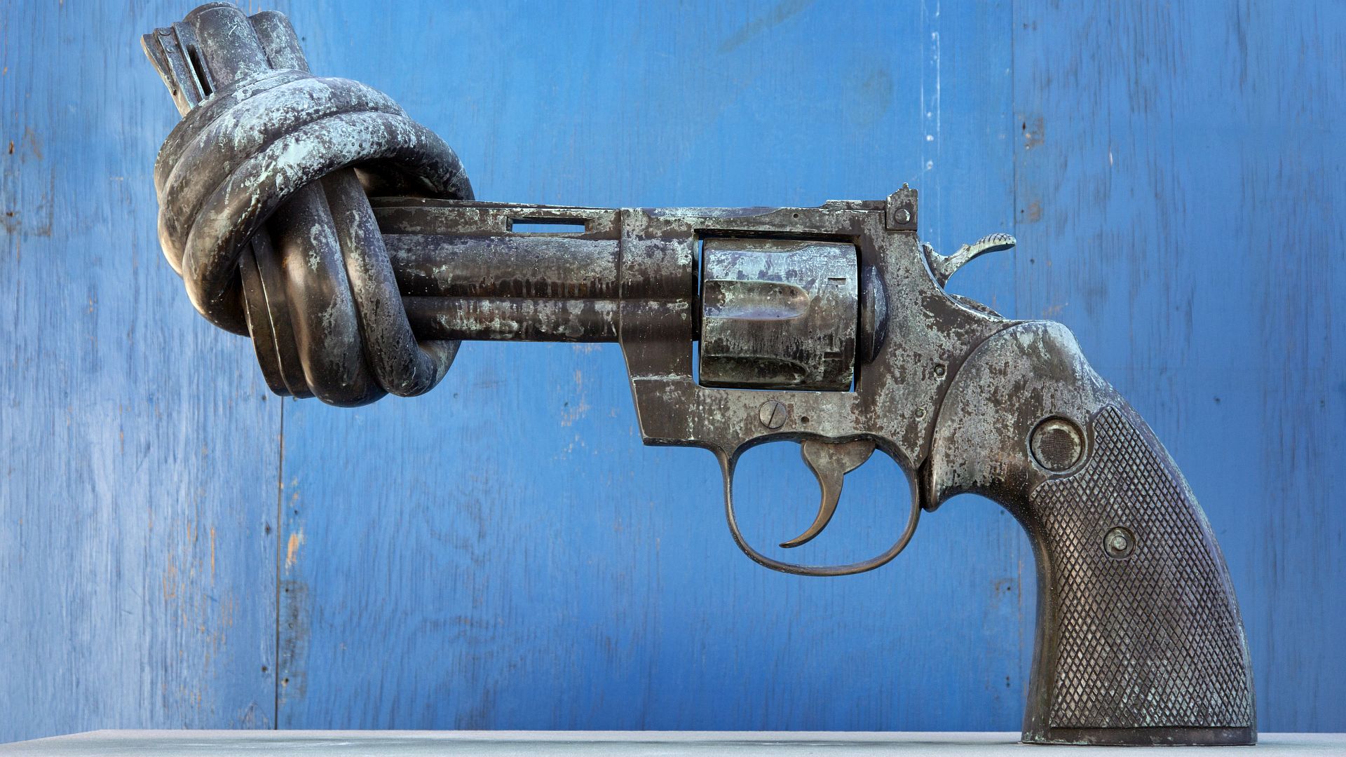 Eine verknotete Pistole : Das Werk - Non Violence - des schwedischen Kuenstlers Carl Fredrik Reuterswaerd steht als Friedenssymbol seit 1988 vor dem Hauptsitz der Vereinten Nationen, New York.