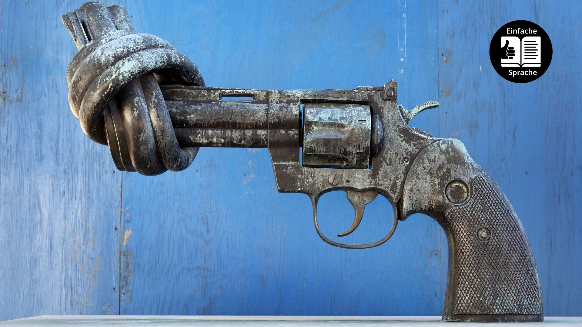 Foto eines Revolvers mit einem Knoten im Lauf als Skulptur. Ein Symbol für Frieden und Abrüstung.