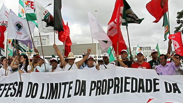 La Via Campesina protestieren in Brasilia zum 12. Jahrestag des Massakers von Eldorado dos Carajas am 17. April 2008