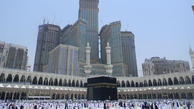Die Abraj Al Bait Towers in Mekka von der Großen Moschee aus gesehen