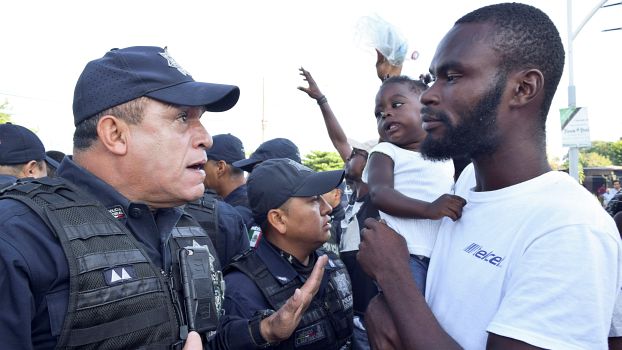 Tapachula/Mexiko, 27. August 2019: Migranten aus Haiti und Afrika argumentieren mit Bundespolizisten bei Protesten vor dem Aufnahmelager Siglo XXI.