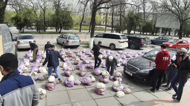 Freiwillige der Bürgerinitiative «Narodnyi Shtab Biz Barbyz» verpacken Pakete mit Lebensmitteln, um sie an bedürftige Familien zu liefern (Bischkek/Kirgisistan, April 2020)