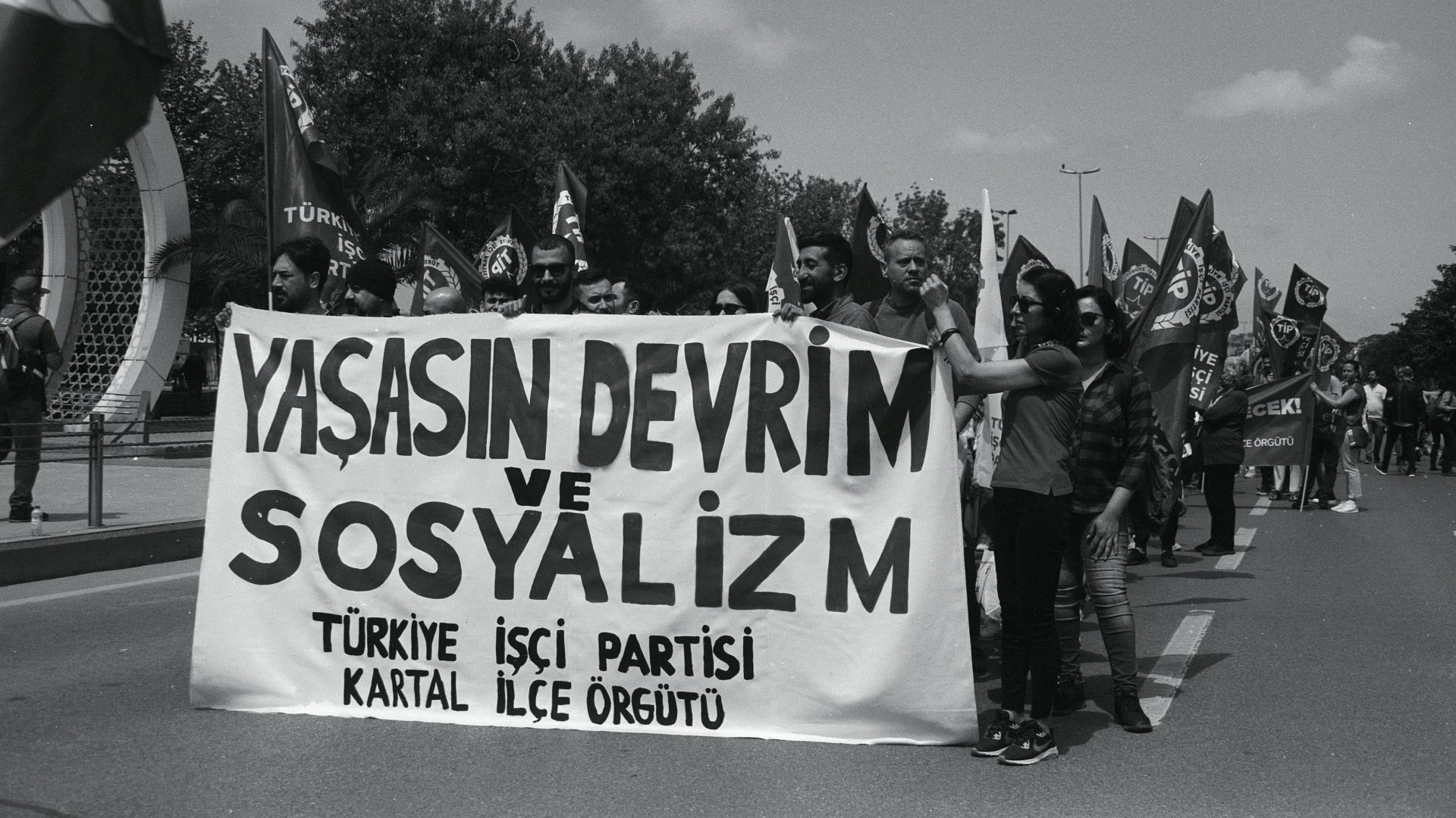 «Es lebe die Revolution und der Sozialismus»: Block der TİP Ortgruppe Kartal-Istanbul am 1. Mai 2022