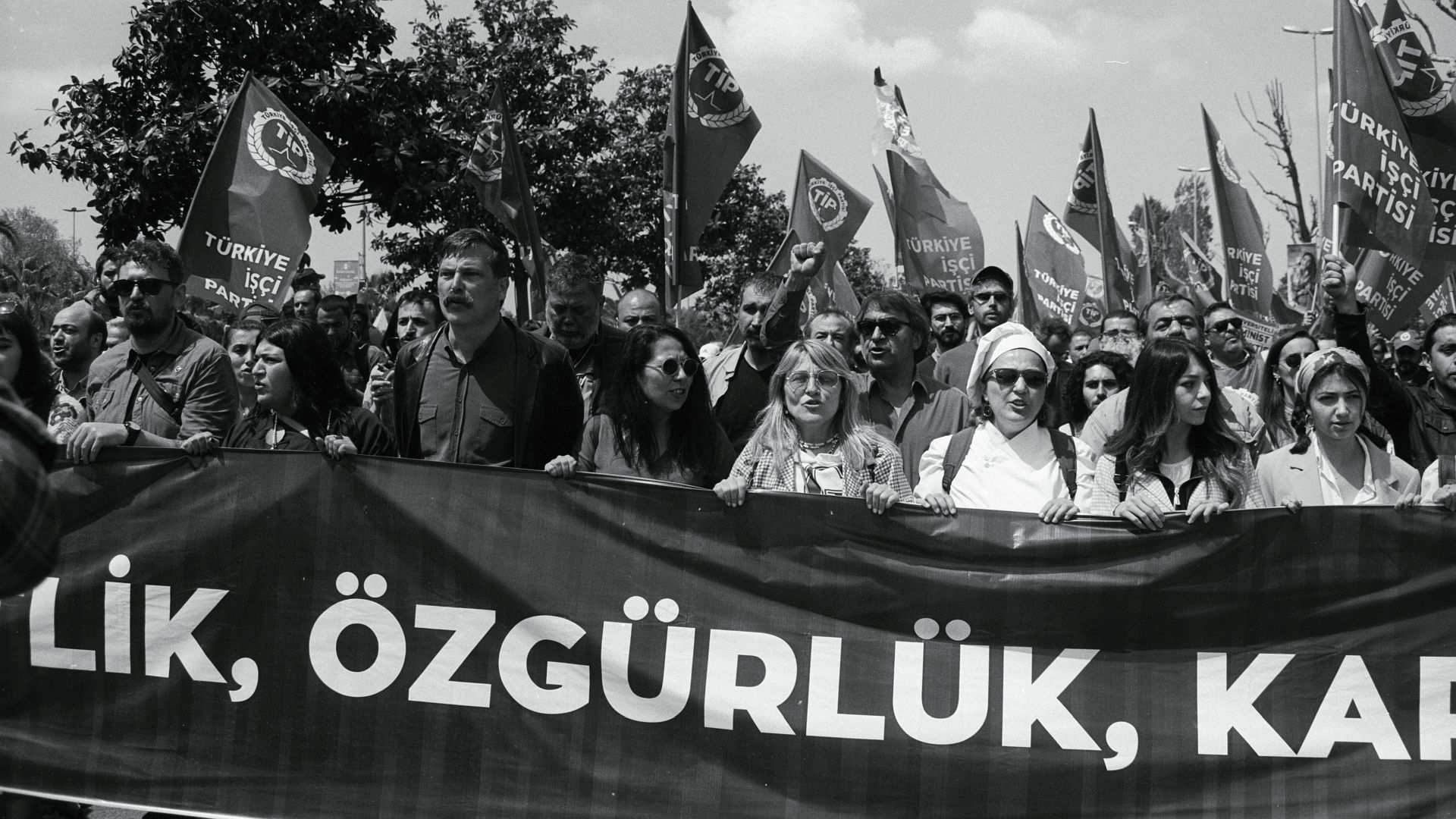 Frontblock der Türkiye İşçi Partisi am 1. Mai 2022 in Istanbul, in der ersten Reihe die Abgeordneten Erkan Baş (4. v.l.) recht daneben Sera Kadıgil, hinter ihr Barış Atay