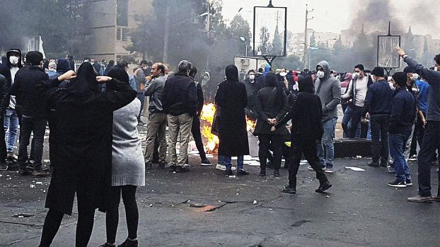 Straßenblockade während einer Demonstration gegen eine Erhöhung der Benzinpreise in Shiraz, Iran, 17.11.2019