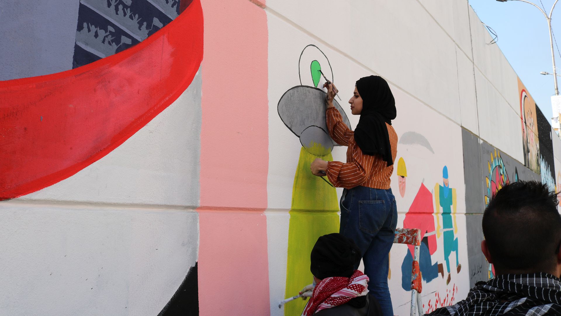 Eine junge Demonstrantin malt ein neues Graffiti auf den Wänden des Tahrir-Platz-Tunnels.