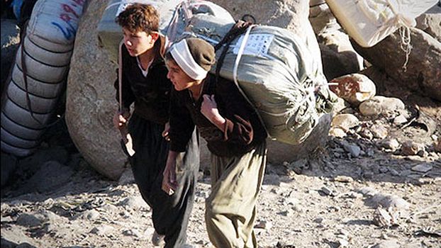 Kinder als «Kolber» (Lastenträger) in Kurdistan-Iran.