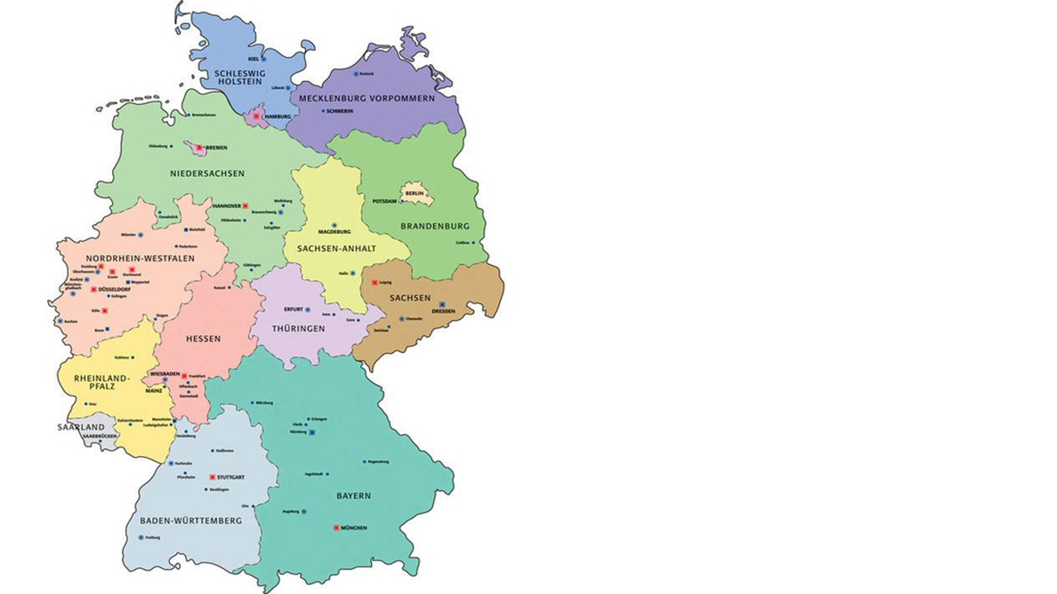 Zu sehen ist eine Deutschlandkarte mit den 16 Bundesländern und den jeweiligen Landeshauptstädten. Zusätzlich sind auch weitere größere Städte eingezeichnet.  Die Bundesländer sind zur besseren Orientierung in verschiedenen Farben abgebildet.