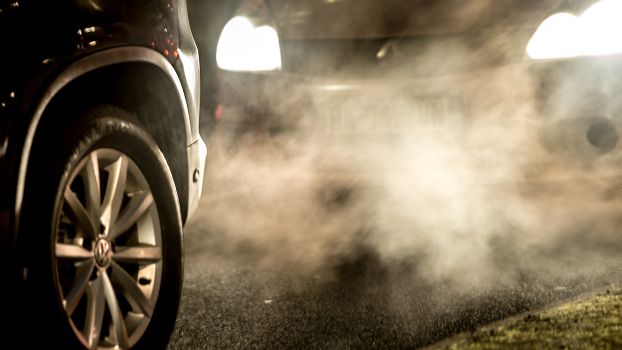 Autoabgase erhöhen die Luftverschmutzung in der Innenstadt