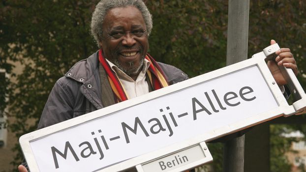 Aktivist Mnyaka Sururu Mboro mit dem Vorschlag zur Umbennung der Peters-Allee im Berliner Afrikanischen Viertel. 